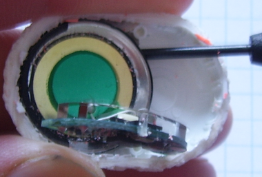 Foto van een sensor waar de twee kruiskopschroeven los van gemaakt zijn.