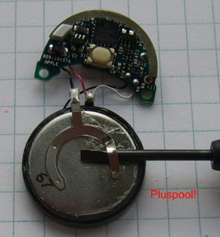Foto van een sensor waar de pluspool wordt losgewrikt van de batterij.