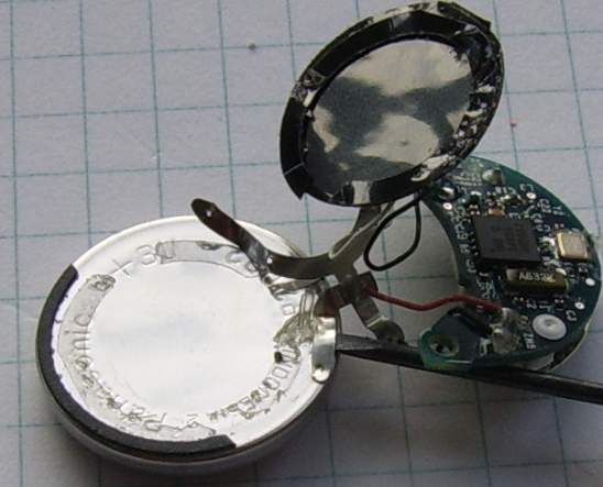 Foto van een sensor waar de minpool wordt losgewrikt van de batterij.