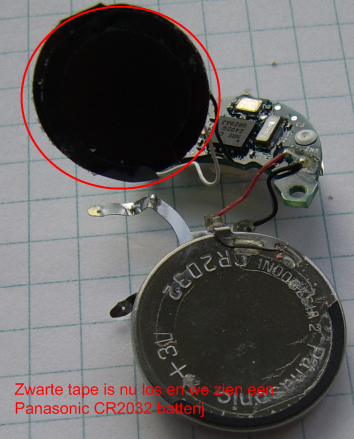 Foto van een sensor waar de zwarte tape van de batterij verwijderd is.