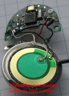 Foto van een sensor waar de zwarte tape los wordt gewrikt.