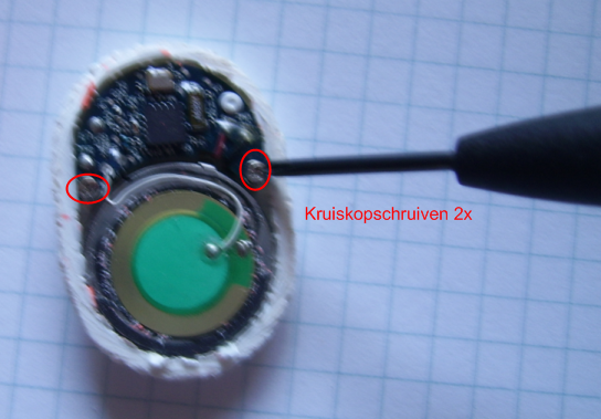 Foto van een sensor waar de twee kruiskopschroeven losgemaakt kunnen worden.