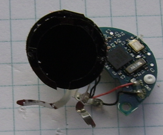 Foto van een sensor waar er geen enkele draad meer aan de batterij verbonden is.